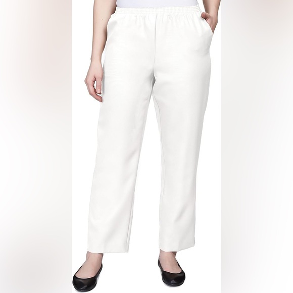 Alfred Dunner Pants - Alfred Dunner Women’s Petite Solid Short Pant.